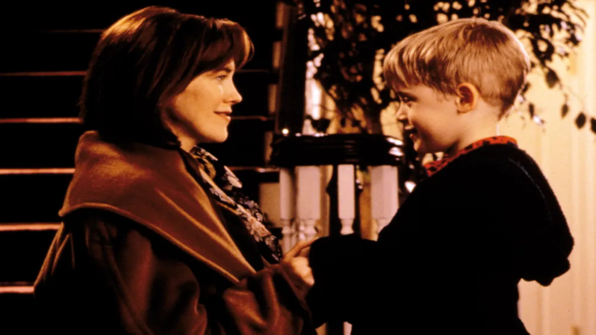 Catherine O'Hara and Macaulay Culkin in Home Alone