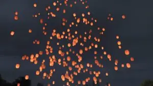 Screenshot of Taking a photo of Sky Lanterns in FH6 used as featured image.